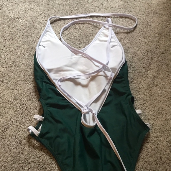 One Piece bikini - Picture 2 of 3